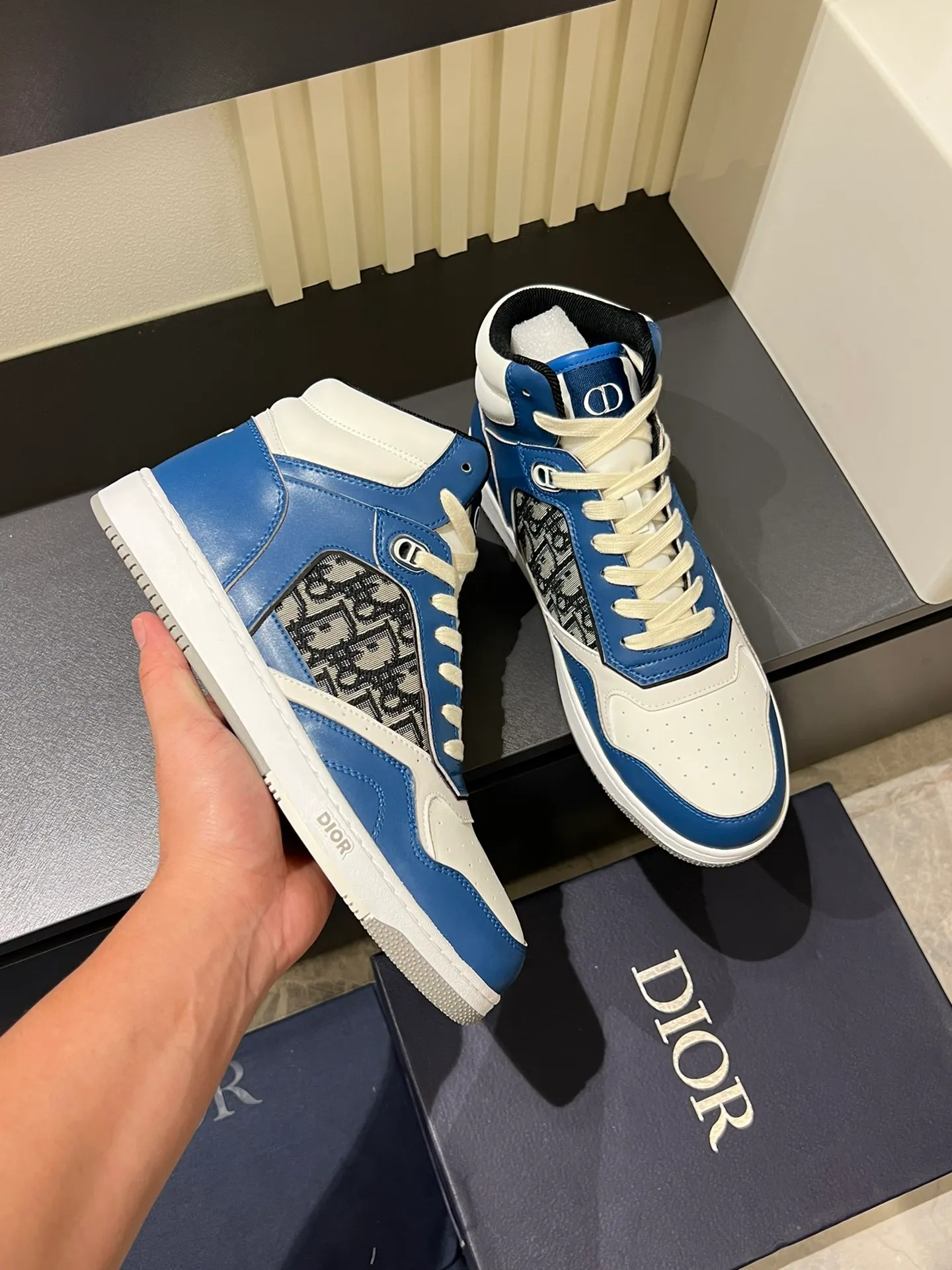 Men's shoes 💰p460 "Dio*" mid-top B27 casual sneakers. This B27 high-top sneaker is a new product in the series and continues Di*r's classic style. Crafted from gray and white smooth calf leather with beige and black Oblique print panels on the sides. The "CD Icon" shaped shoelace eyelets are clever and delicate, and the two-color rubber sole, rear collar and heel are all equipped with the brand's iconic details to enhance the style. Oblique printed straps at the ankle allow for an adjustable fit to complement the overall design. Fashionable and versatile, it can complement any look. Create an exquisite design with unique dynamic vitality and modern atmosphere, presented in low-top and high-top styles. This new must-have shoe adds a new dimension to Dior's archive heritage, embodying modern elegance. Purchase the original version and make it 1:1. If you need top quality, please come to me! Male 38-44!